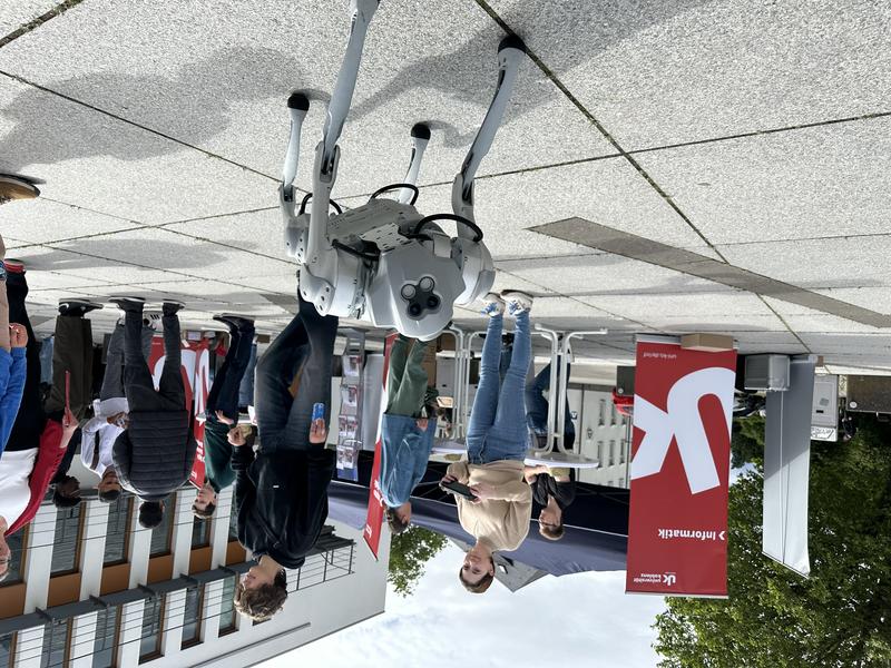 Am Infostand der Informatik konnten die jungen Besucher*innen unter anderem Roboter-Hündin "Ada" (Autonomous Dog Approach) steuern. 