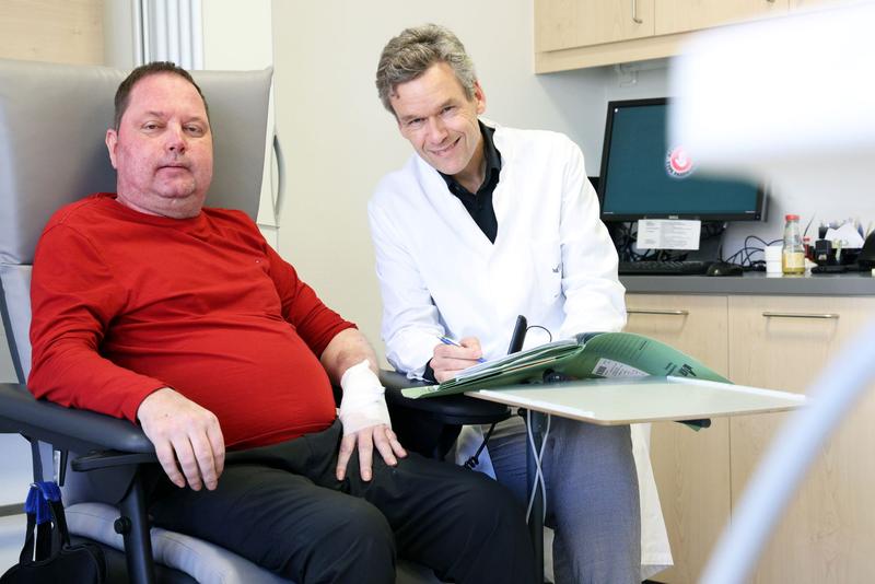 Professor Dr. Peter Hau (r.) im Patientengespräch mit Günter D., einem Patienten, der an einem Glioblastom leidet und seit 6 Jahren am Universitätsklinikum Regensburg in Behandlung ist.