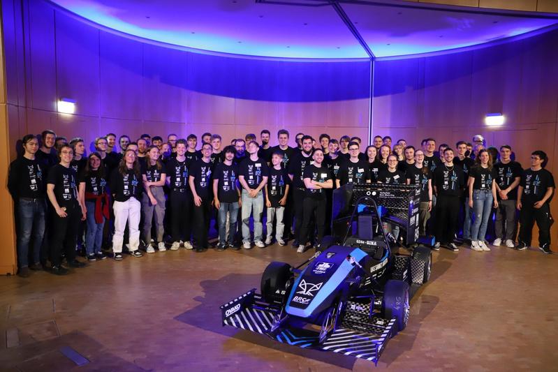 Im Audimax der Hochschule haben die Studierenden den neuen E-Rennwagen vorgestellt. 