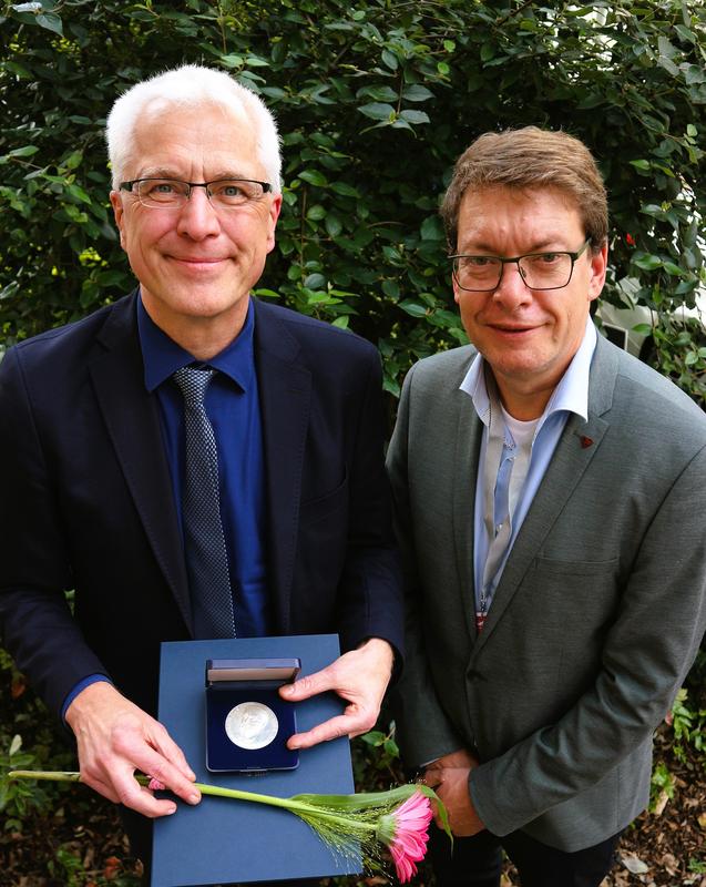 Leibniz-HKI-Direktor Prof. Dr. Axel Brakhage (links) und DGHM-Präsident und Laudator Prof. Dr. Jan Buer (rechts).