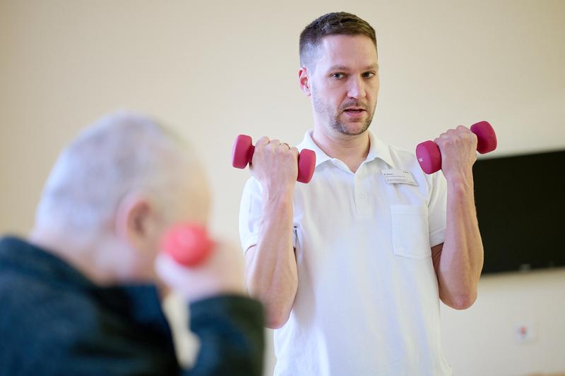 In der wohnortnahen häuslichen Behandlung ("Home Treatment") können zum Beispiel auch Ergotherapeuten nach Hause kommen, um Übungen durchzuführen.