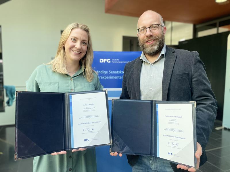 Prof. Peter Loskill und Dr. Silke Riegger nehmen die Auszeichnung in Würzburg in Empfang.