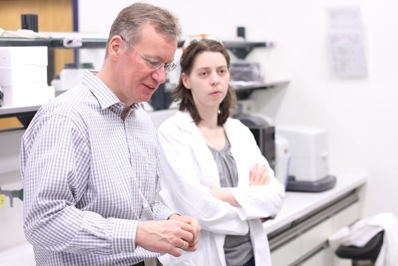 Prof. Dr. Jörg Acker und die wissenschaftliche Mitarbeiterin Anja Rietig im Gespräch. 