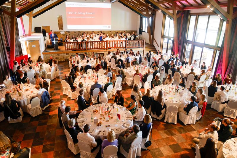 Das jährliche Deutschlandstipendium-Dinner der JGU bietet Förderinnen und Förderern sowie Stipendiatinnen und Stipendiaten die Gelegenheit, sich persönlich kennenzulernen und miteinander ins Gespräch zu kommen.