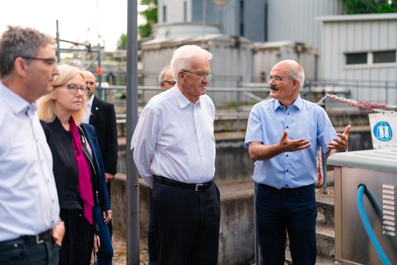 Peter Maurer (rechts) stellt Ministerpräsident Winfried Kretschmann das Lehr- und Forschungsklärwerk Büsnau der Universität Stuttgart vor. 