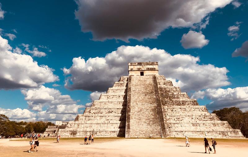 El Castillo, auch als Tempel von Kukulcán bekannt, ist eines der größten Bauwerke von Chichén Itzá und spiegelt in seiner Architektur die weitreichenden politischen Verbindungen wider.