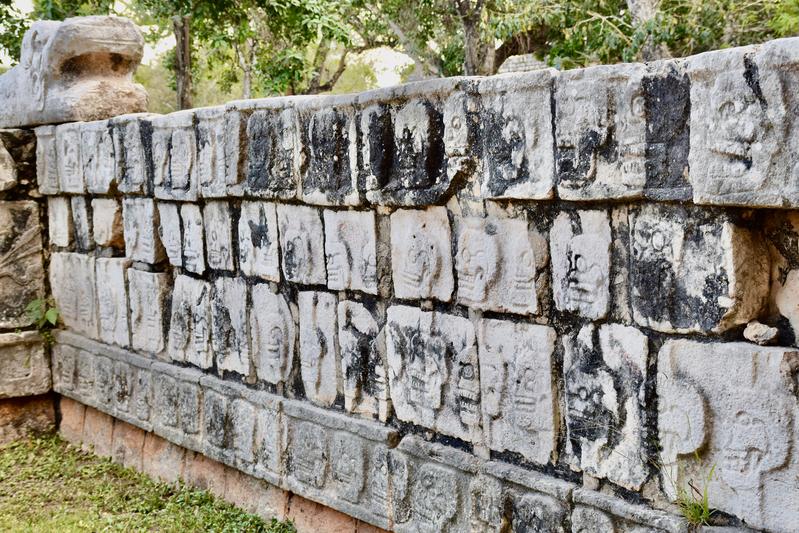 Teil eines rekonstruierten steinernen Tzompantli, eines Schädelgerüstes, in Chichén Itzá.