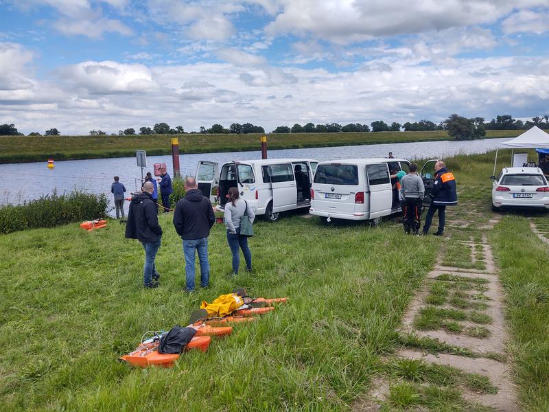 Vorbereitung der gemeinsamen Durchflussmessungen in Regatta-Form am Gnevsdorfer Vorfluter