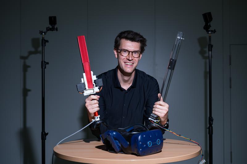 André Zenner mit dem stabförmigen Controller „Shifty“, in dem ein bewegliches Gewicht verbaut ist.