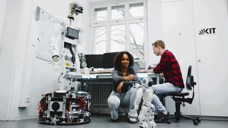 Studieren am KIT bedeutet exzellente Lehre nah an der Spitzenforschung, beispielsweise der Entwicklung Humanoider Roboter. (Foto: Nicholas Braun / Agentur Triebfeder)