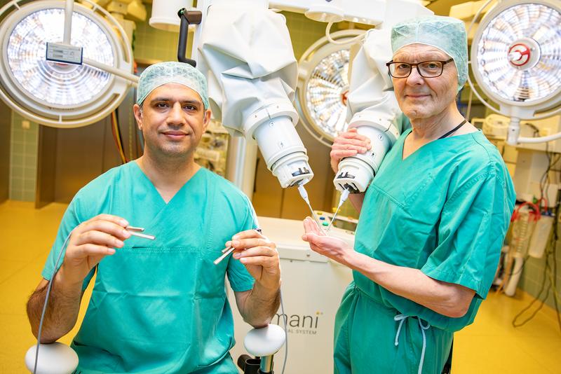 PD Dr. Dastagir (links) und Professor Vogt können mithilfe des OP-Roboters noch feinere mikrochirurgische Eingriffe vornehmen.  