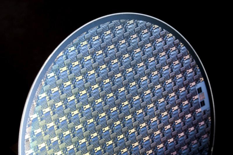 GaN-on-Si-Wafer des Fraunhofer IAF mit vertikalen Bauelementen