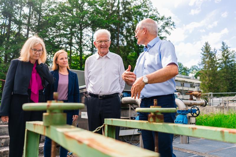 Exciting insights for Chancellor Anna Steiger, Professor Sara Kleindienst, Minister President Winfried Kretschmann and Peter Maurer (from left) in the Büsnau teaching and research sewage treatment plant at the University of Stuttgart.
