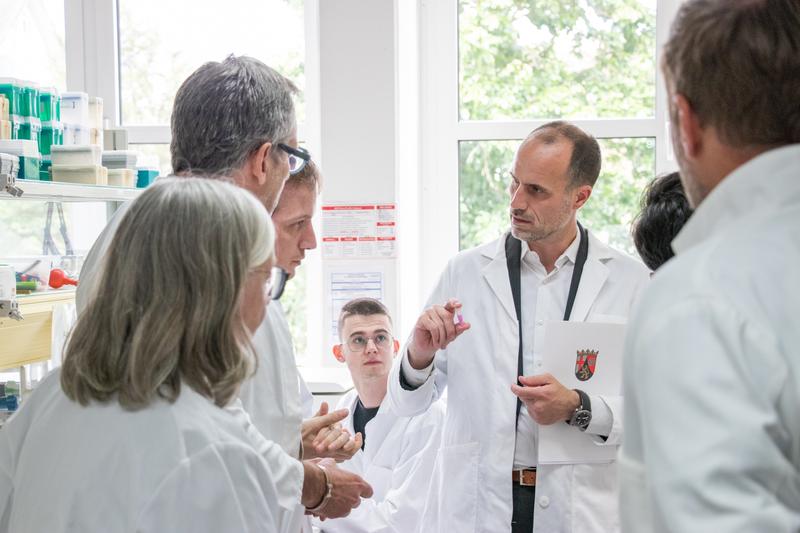 Wissenschaftsminister Clemens Hoch stellt Fragen zum aktuellen Forschungsprojekt