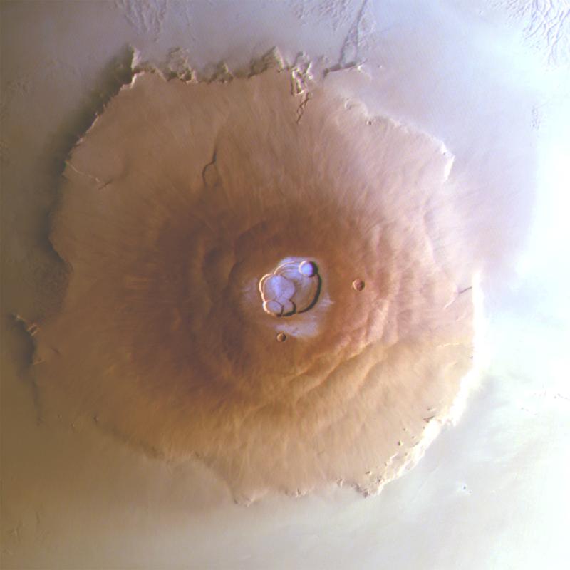 Das Bild zeigt den Olympus Mons, den höchsten Vulkan im gesamten Sonnensystem. Die Aufnahme ist Teil neuer Studie, die zum ersten Mal Wasserfrost in der Nähe des Marsäquators nachweisen konnten, wo bisher kein Frost vermutet wurde.