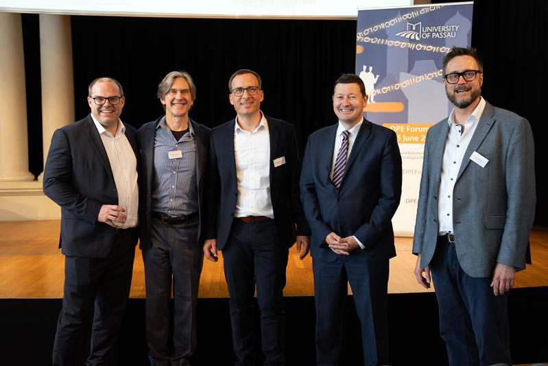 Professor Jan Krämer (left) and Professor Andreas König (right) with the keynote speakers Professor Marshall van Alstyne (2nd from left) and Professor Martin Selmayr (2nd from right) as well as Professor Jan Schumann (University of Passau, middle).