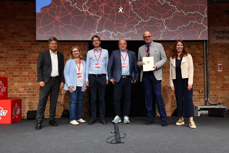 (V.l.n.r.) Bundeswirtschaftsminister Dr. Robert Habeck, Prof. Elisabeth Zeisberg (UMG), Martin Stammann (Universität Göttingen), Sven Wagner (Sartorius AG), Prof. Wolfgang Brück (UMG), und eine Vertreterin des BMWK.