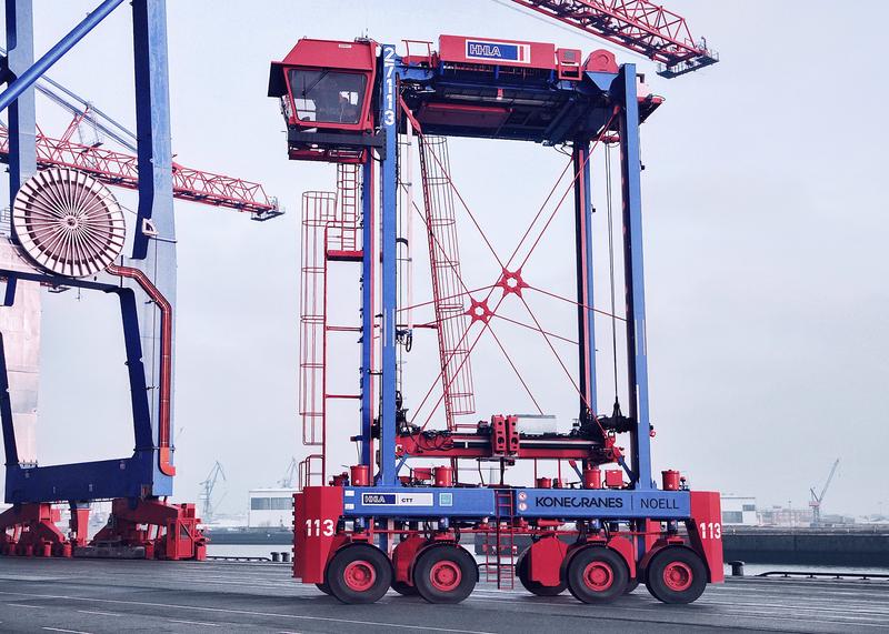 Die ersten umweltfreundlichen Hybrid-Van-Carrier im Hamburger Hafen fahren auf dem HHLA-Terminal Tollerort (CTT), hergestellt von Konecranes Noell.