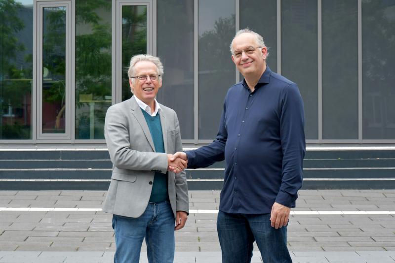 Staffelübergabe unter Forschungskollegen: Prof. Dr. Bernd Werse (rechts) übernimmt die Leitung des Instituts für Suchtforschung (ISFF) der Frankfurt UAS von Prof. Dr. Heino Stöver.