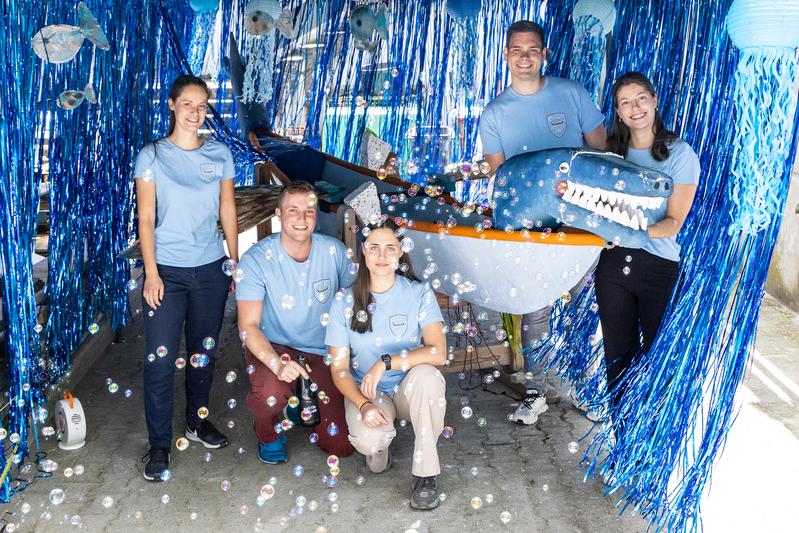 Ein Teil des studentischen Betonkanu-Teams der Hochschule Darmstadt. Mit ihrem Leichtbeton-Kanu treten sie an bei der 19. Betonkanu-Regatta in Brandenburg an der Havel.