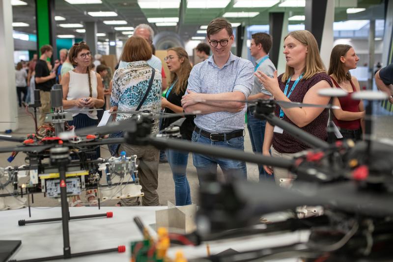 Bildunterschrift:  Im Rahmen der TechNight stellen beim Langen Abend der Wissenschaft an der Uni Ulm Forschende der Elektrotechnik und Informationstechnologie Drohnen für Klimaforschung und Personenrettung vor 