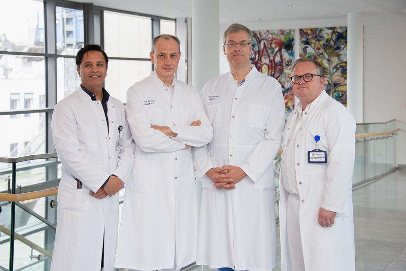 (v.l.) Oberarzt Dr. Lotfi Ben Mime, Klinikdirektor Prof. Univ. (assoc.) Dr. Eugen Sandica (Kinderherzchirurgie), Klinikdirektor Prof. Dr. Stephan Schubert (Kinderkardiologie) und Lt. Oberarzt PD Dr. Kai Thorsten Laser