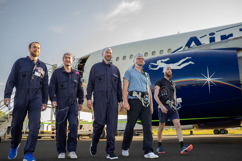 Forscher und Probanden sind bereit für ihren ersten Parabelflug