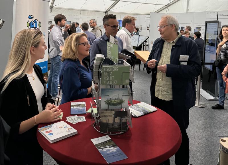 Prof. Dr. Klaus Helling (UCB) informiert Bundesministerin Svenja Schulze über das nachhaltige Campus-Konzept.