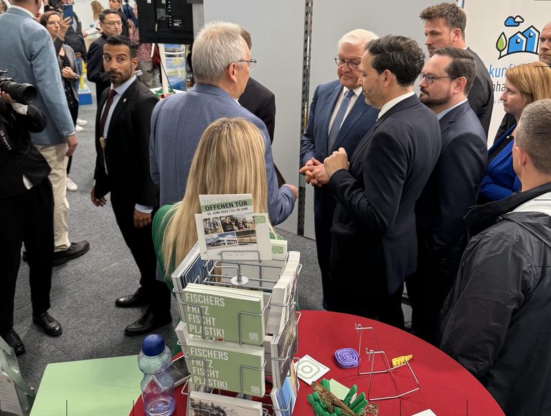 Prof. Dr. Klaus Helling (UCB) im Gespräch mit Bundespräsident Frank-Walter Steinmeier am Infostand des Umwelt-Campus.