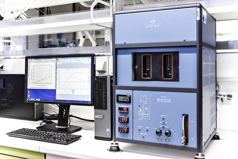 Materialeigenschaften können mit Hilfe von Sorptionsmessungen bestimmt werden. Diese und Ergebnisse aus weiteren Analysen verwenden die Forschenden als Grundlage für Modell-Erstellungen und Simulationen.