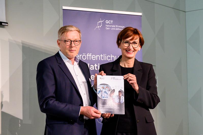 Bettina Stark-Watzinger, Federal Minister of Education and Research, receives the National Strategy for Gene- and Cell-Based Therapies from Prof. Dr. Christopher Baum, spokesperson of the National Strategy GCT and Chairman of the BIH Board of Directors.