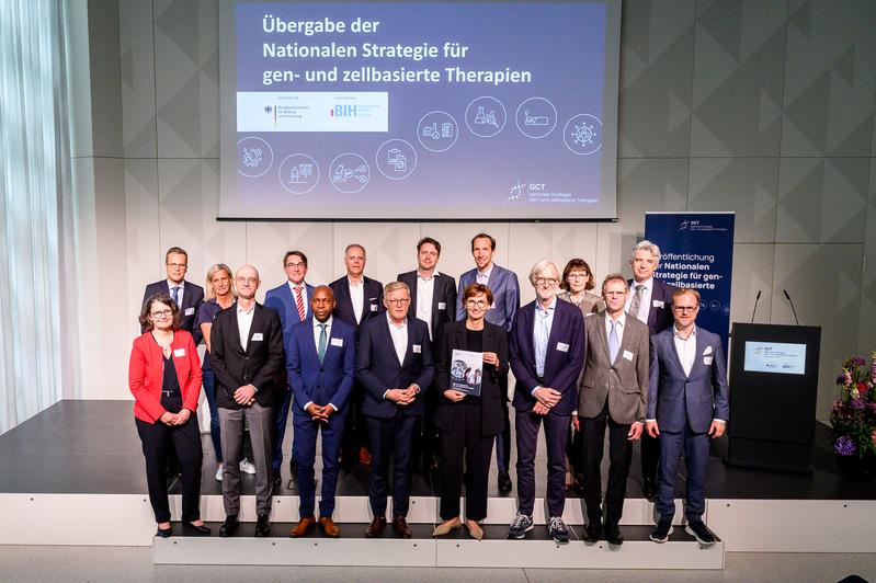 Federal Minister of Education and Research Bettina Stark-Watzinger with the spokespersons of the National Strategy for GCT Christopher Baum and Christoph von Kalle as well as representatives of the working groups of the National Strategy GCT.