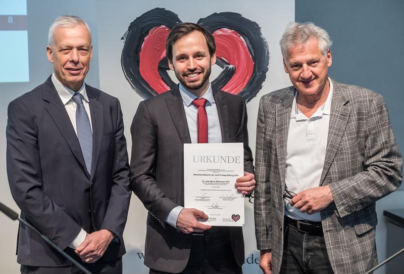 Preisträger Dr. Marco Witkowski (Mitte), Deutsches Herzzentrum der Charité, Prof. Dr. Thomas Voigtländer, Vorsitzender der Deutschen Herzstiftung (l.), Prof. Dr. Armin Welz (r.), Deutsche Stiftung für Herzforschung.