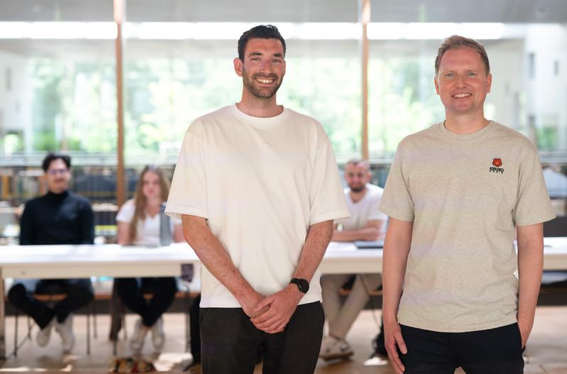    Foto: Die Bedeutung der Daten im Fußballsport: Darüber diskutierten Lennart Wingerath und Benjamin Hoppenz vom VfL Wolfsburg mit Studierenden des Coburger Masterstudiengang Data Science. 