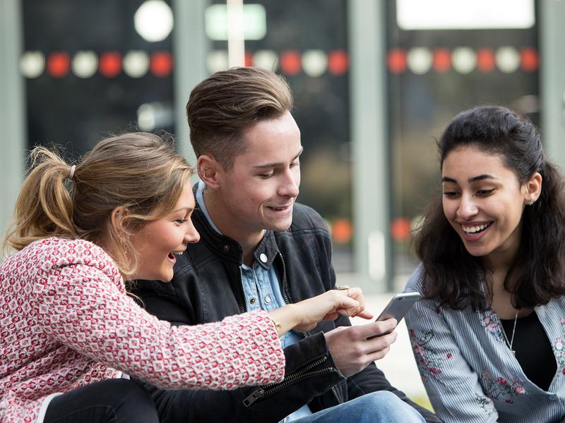 Forschende nutzen den Welcome Guide über das Smartphone.