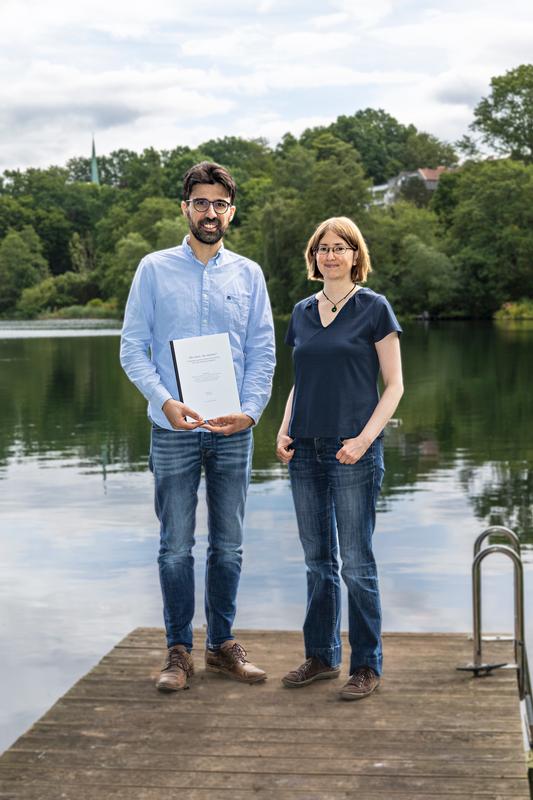 Dr. Mario Santer (links) promovierte in der Forschungsgruppe von Dr. Hildegard Uecker am Max-Planck-Institut für Evolutionsbiologie in Plön.