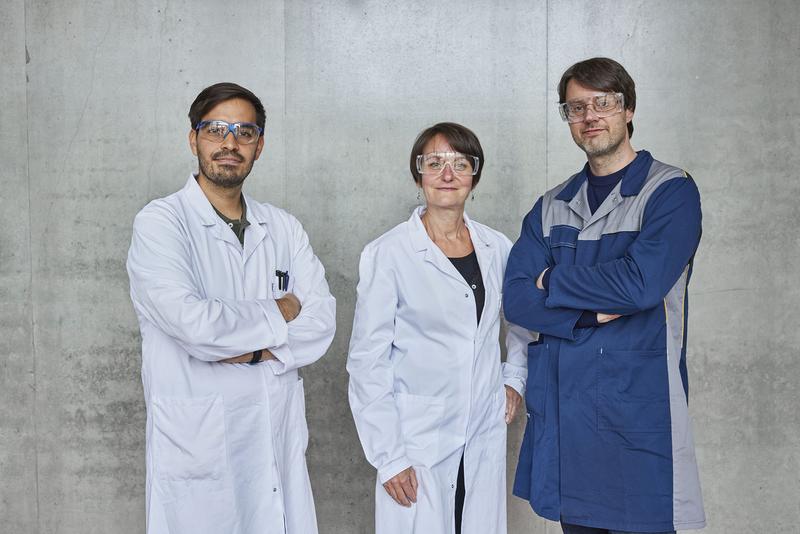 Das Forschungsteam des Fraunhofer IAP: Dr. Benjamín Rodríguez, Dr. Antje Lieske und André Gomoll (v.l.n.r.)