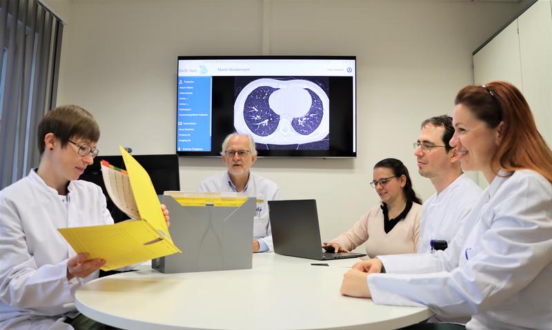 Prof. Dr. Helge Hebestreit (2.v.l.) hat in einer multizentrischen Studie gezeigt, dass die Beurteilung einer Seltenen Erkrankung mit der Einbeziehung einer/s Expertin/en für psychische Gesundheit in die Diagnostik besser gelingt. 