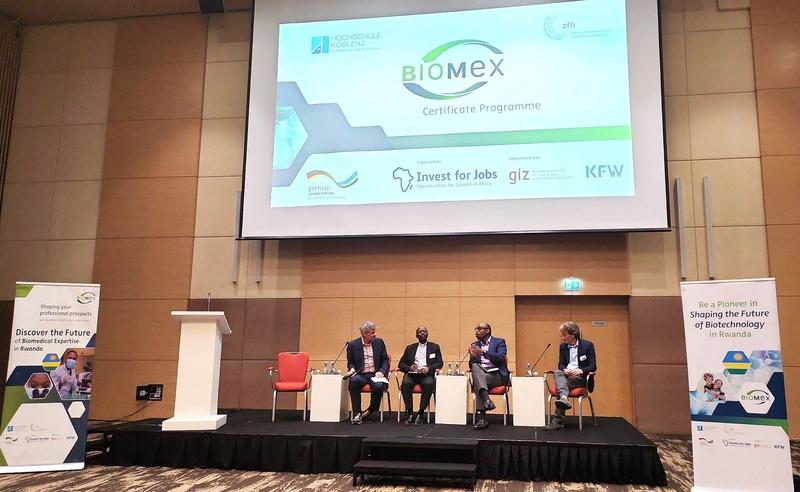 Podiumsdiskussion am Tag 1 des Kick-Offs im Kigali Convention Centre: v.l.n.r.: Ralf Eben (GIZ); Dr. Jean Baribeshya; Danny Mutembembe, East Africa Healthcare Federation; Prof. Dr. Maik Lehmann, TH Bingen (Initiator des BioMex-Projekts)