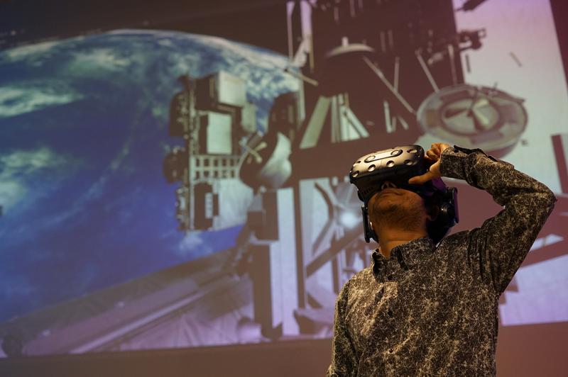 Als „Digitaler Astronaut“ erfühlen die Jungforscherinnen und -forscher, wie mit Virtual Reality optische und akustische Wahrnehmungen von Astronauten bei Außenbordeinsätzen an einer Weltraumstation simuliert werden