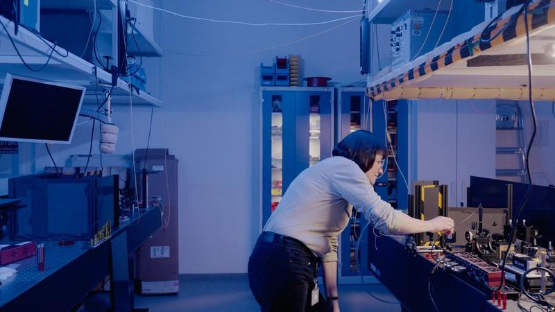 Prof. Maria Chekhova, Head of Research Group ›Quantum Radiation‹ in her lab at the Max Planck Institute for the Science of Light.