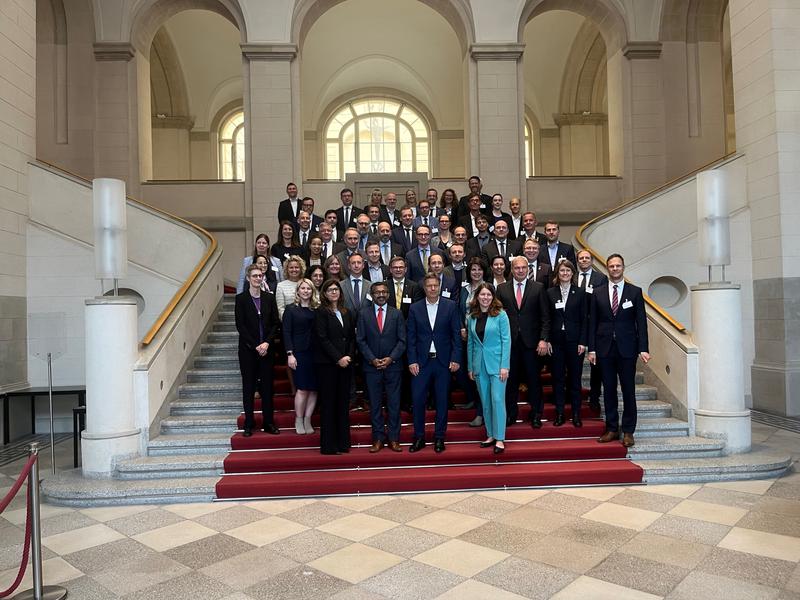 Gruppenfoto anlässlich des ersten deutsch-amerikanischen Raumfahrtdialogs im Bundesministerium für Wirtschaft und Klimaschutz (BMWK). 