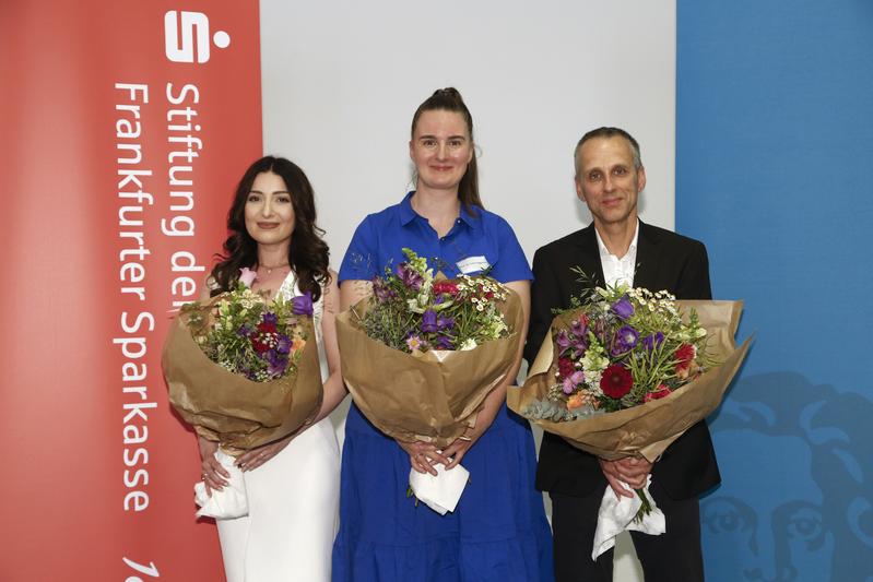 This year's winners of the 1822 Prize for excellent teaching: Physicist Prof. Laura Sagunski (1st prize, center), linguist Dr. Mariam Kamarauli (2nd prize) and biochemist PD Dr. Rupert Abele (3rd prize).