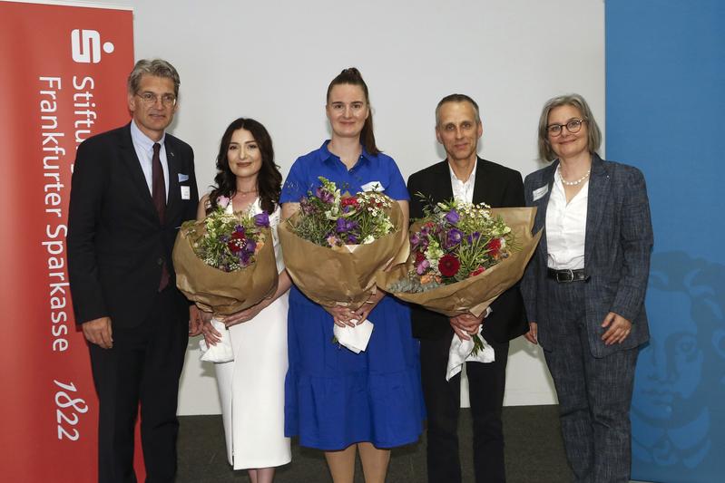 From left: Dr. Ingo Wiedemeier, Chairman of the Board of Frankfurter Sparkasse, linguist Dr. Mariam Kamarauli (2nd prize), Prof. Laura Sagunski (1st prize), PD Dr. Rupert Abele (3rd prize) and Prof. Viera Pirker, Goethe University Vice President.