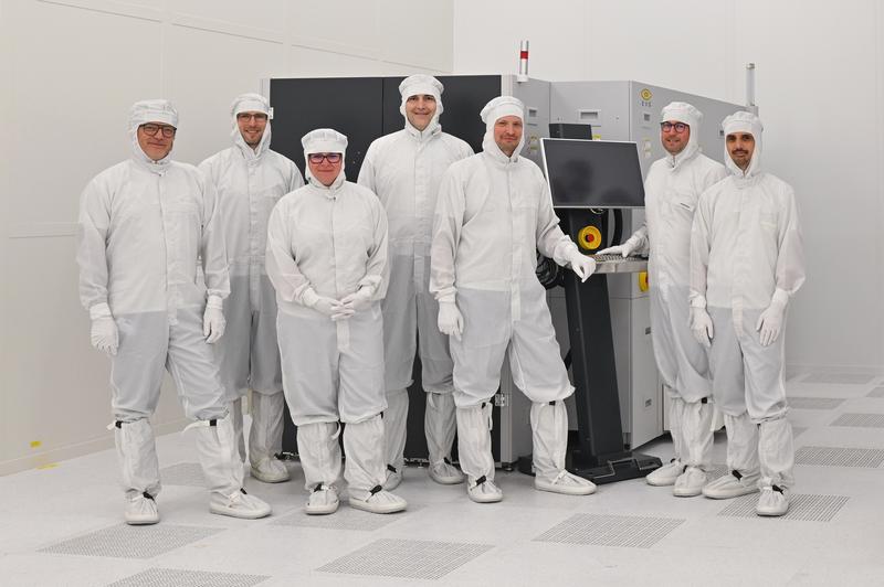 Mitarbeitende von EV Group und des Fraunhofer IZM-ASSID neben einem vollautomatischen EVG®850 DB UV-Laser-Debonding- und Reinigungssystem, installiert im neu eröffneten Center for Advanced CMOS and Heterointegration Saxony (CEASAX) in Dresden.