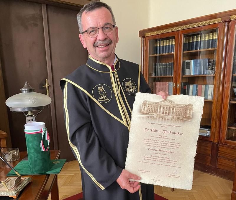 Professor Helmut Flachenecker nach der Verleihung der Ehrendoktorwürde in Debrecen.