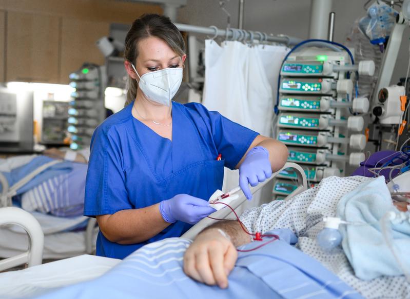 Jährlich werden auf deutschen Intensivstationen etwa zwei Millionen Patientinnen und Patienten behandelt, von denen weit über 90 Prozent zurück ins Leben gebracht werden. 60 Prozent dieser Patienten werden von Anästhesistinnen und Anästhesisten betreut. 