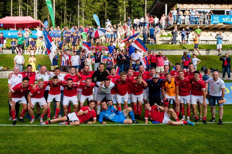 Sorbisches Fußballteam der Männer mit Fans bei der Europeada 2022 in Kärnten/Koroška