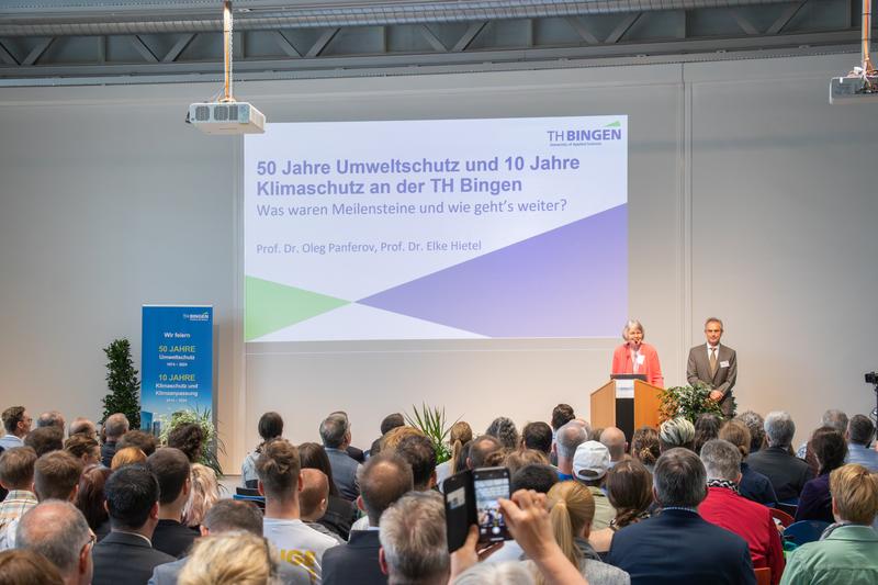 Prof. Dr. Elke Hietel und Prof. Dr. Oleg Panferov freuen sich sichtlich, die Meilensteine ihrer Studiengänge zu präsentieren
