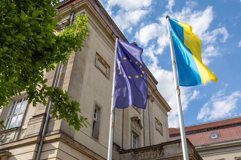 Flaggen EU und Ukraine im Ehrenhof der Europa-Universität Viadrina